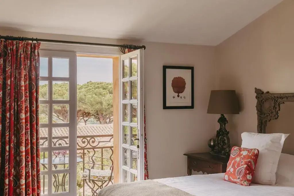 Doppelzimmer mit offener Balkontür und Blick auf die umgebende Natur im Hôtel Villa Marie Saint-Tropez