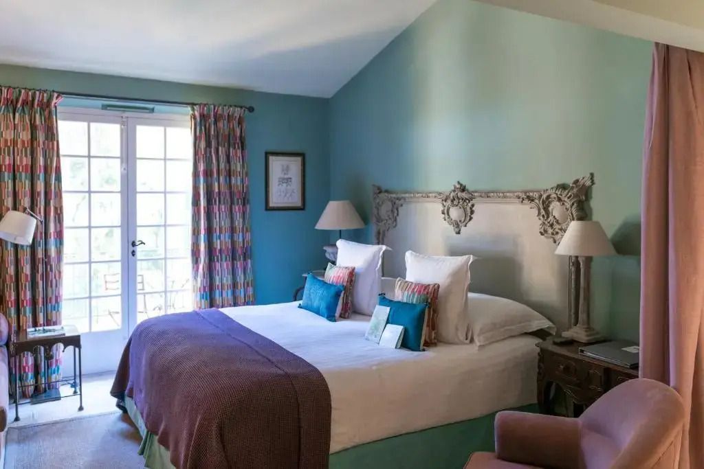 Doppelzimmer mit pastellfarbenen Wänden und stilvollem Dekor im Hôtel Villa Marie Saint-Tropez