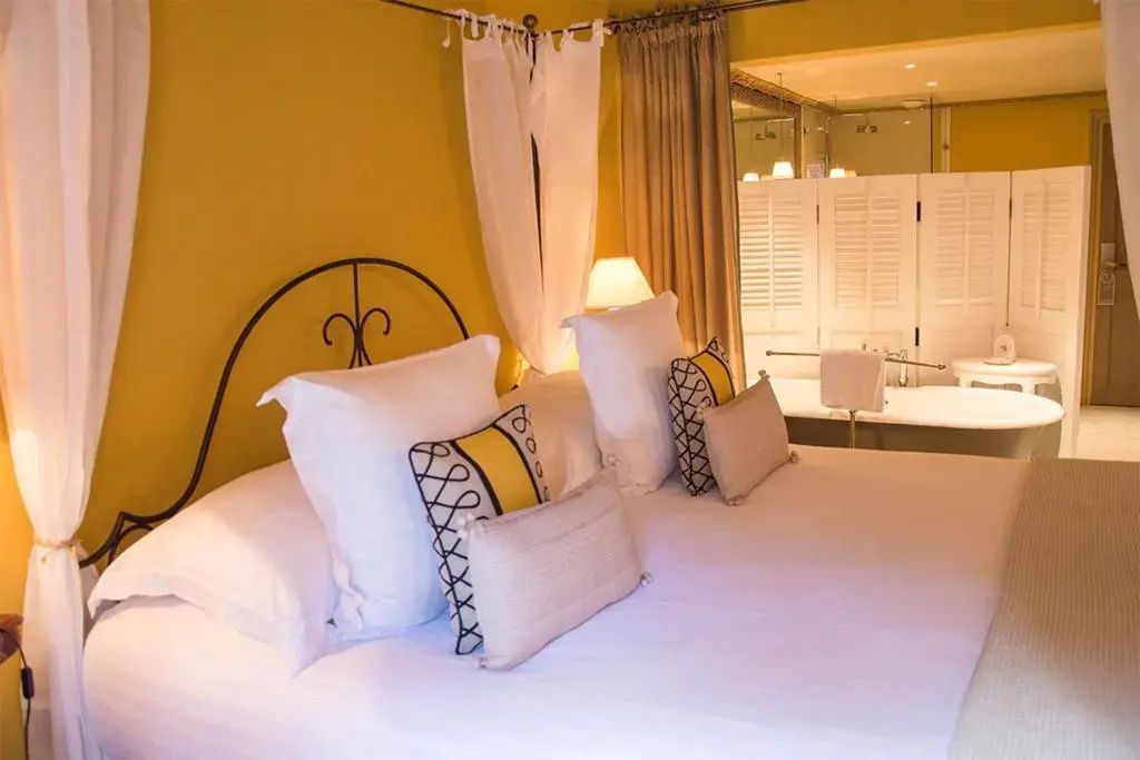 Gemütliches Doppelzimmer in warmen Gelbtönen mit moderner Dekoration im Hôtel Villa Marie Saint-Tropez