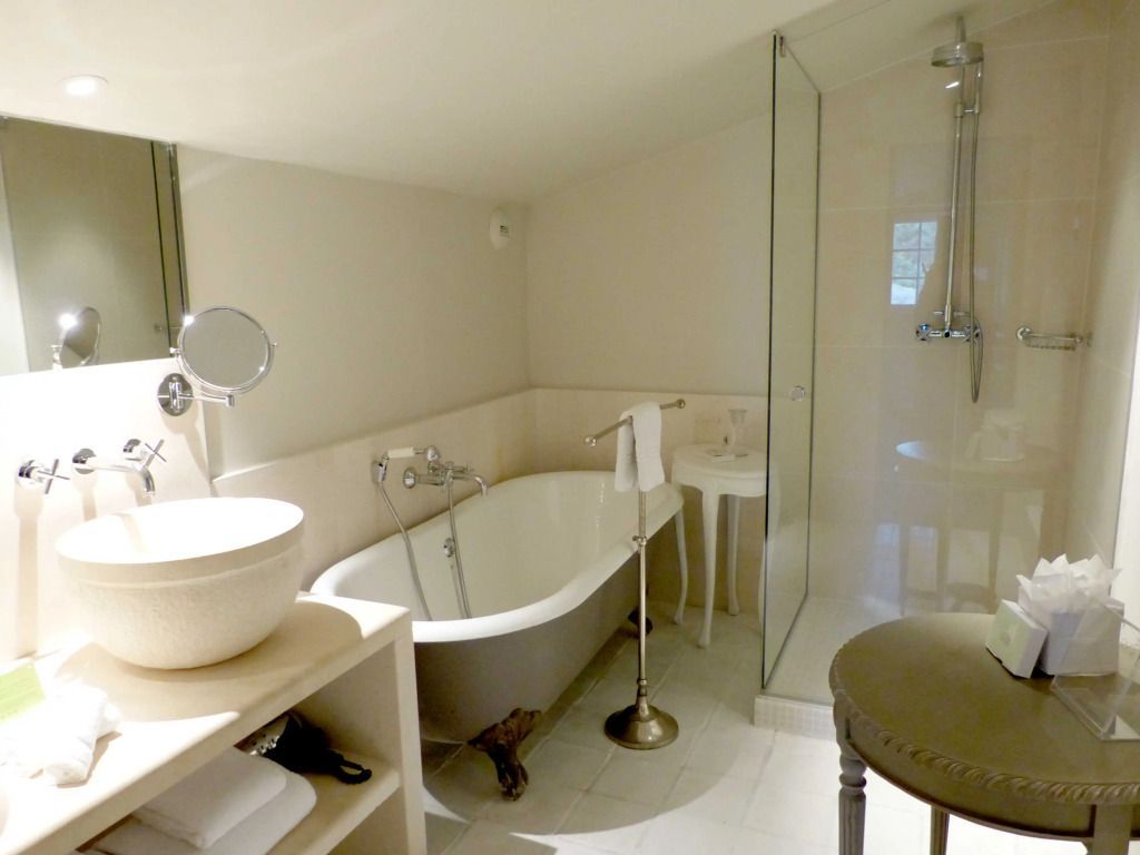 Badezimmer mit freistehender Badewanne und separater Dusche.