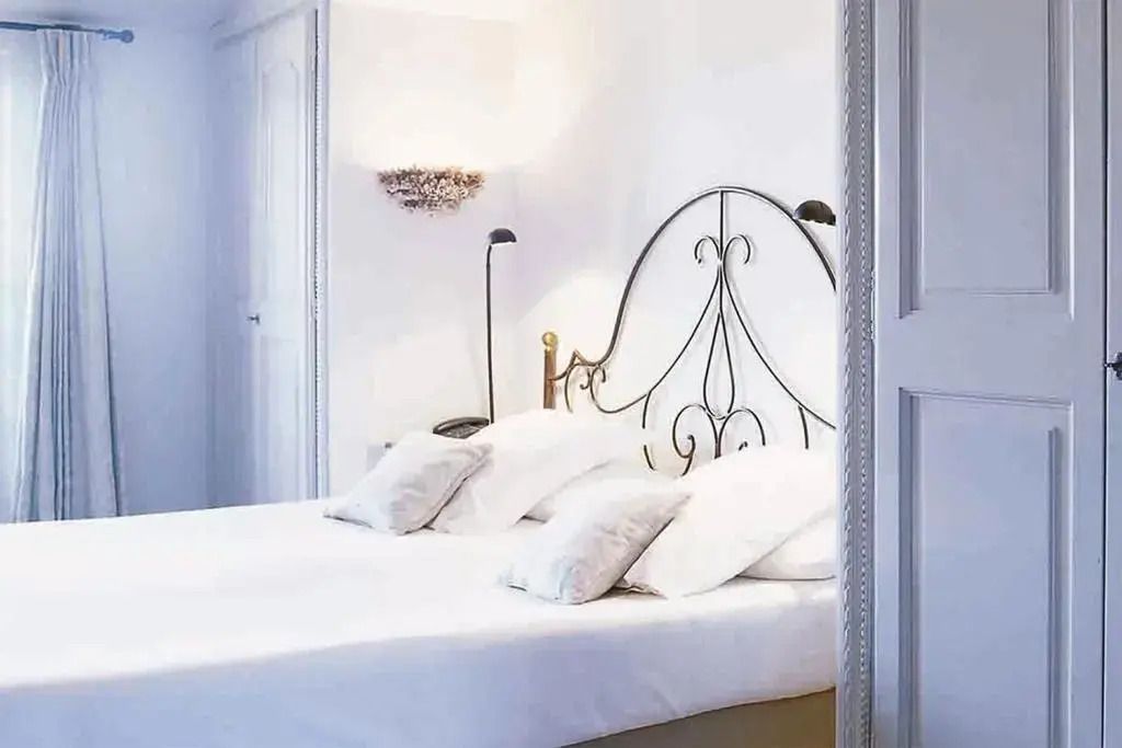 Klassisch eingerichtetes Doppelzimmer mit hellem Dekor und eleganten Metallelementen