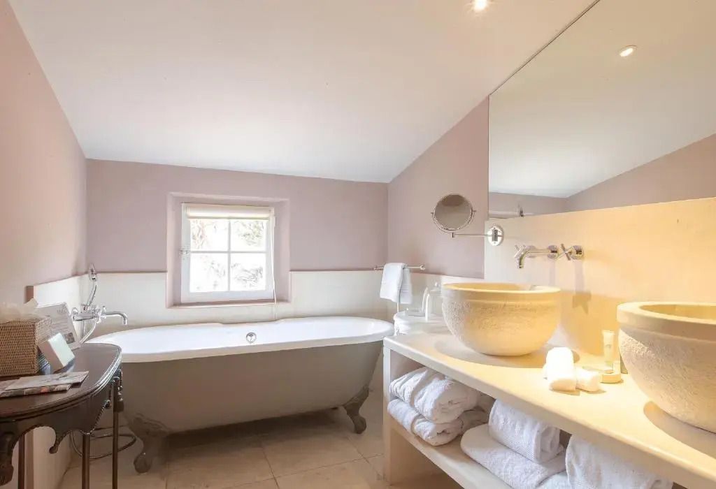 Geräumiges Badezimmer mit freistehender Badewanne und luxuriöser Ausstattung