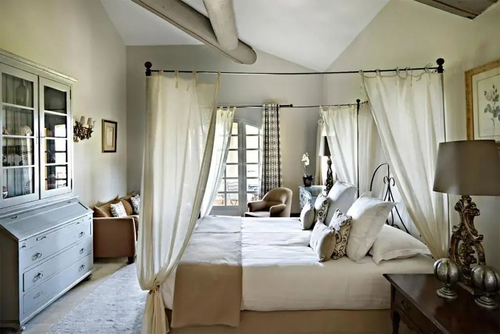 Elegantes Doppelzimmer mit Himmelbett und heller Inneneinrichtung