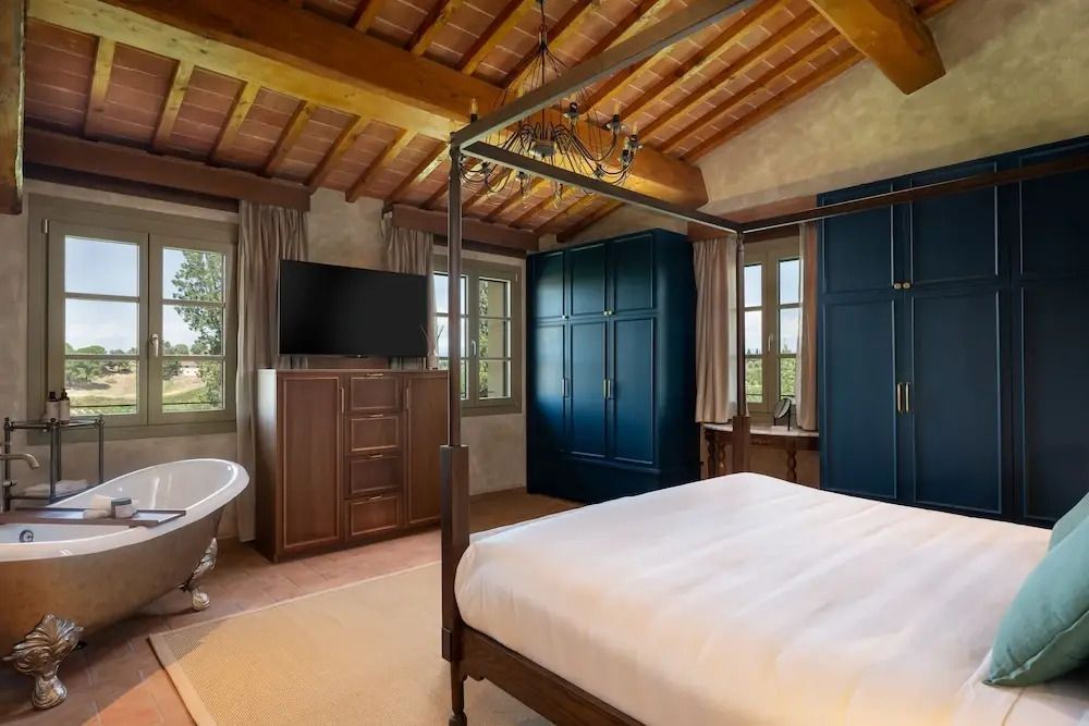 Gemütliches Schlafzimmer mit Himmelbett und Baumwollbettwäsche im Villa Petriolo Hotel