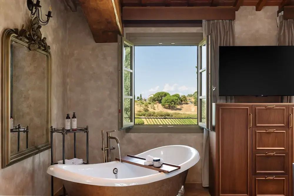 Luxuriöse freistehende Badewanne mit Ausblick auf die Landschaft im Villa Petriolo Hotel
