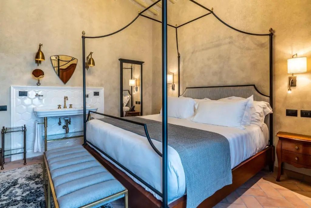 Deluxe Doppelzimmer mit Himmelbett und eleganten Dekorationen