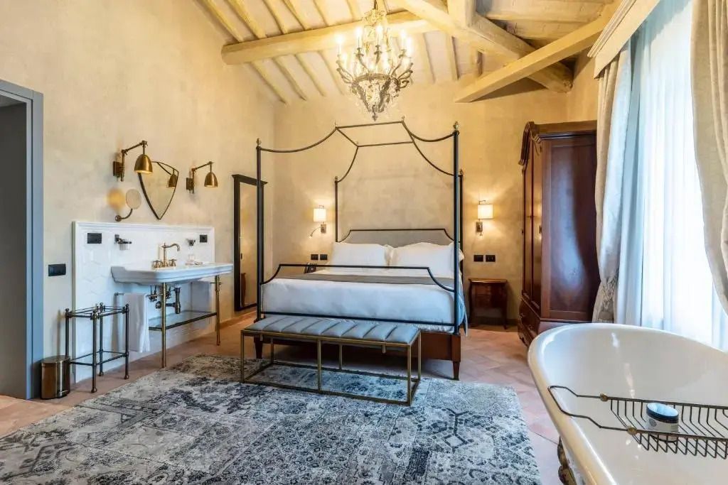 Gut ausgestattetes Zimmer mit Himmelbett und Kronleuchter