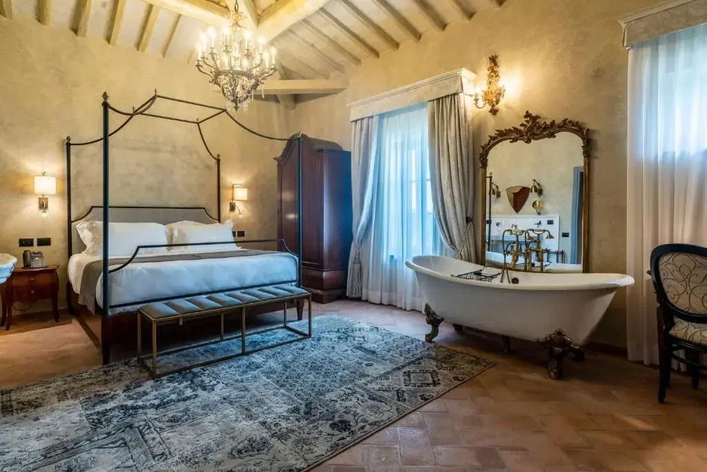 Geräumiges Zimmer mit Himmelbett, Kronleuchter und Badewanne
