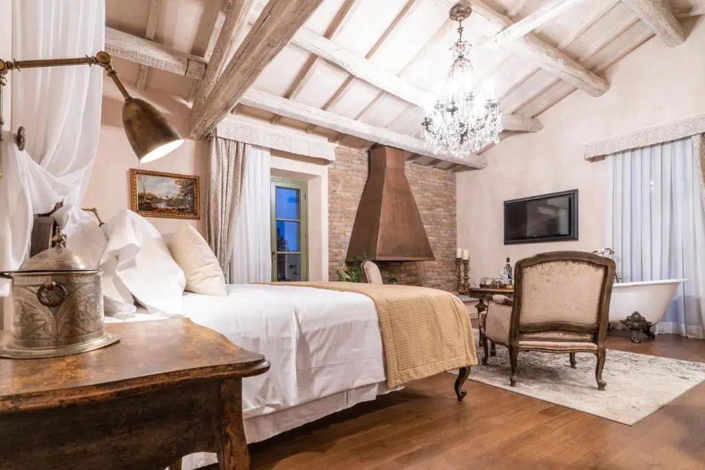 Luxuriös eingerichtetes Schlafzimmer mit Holzbalkendecke und eleganten Möbeln