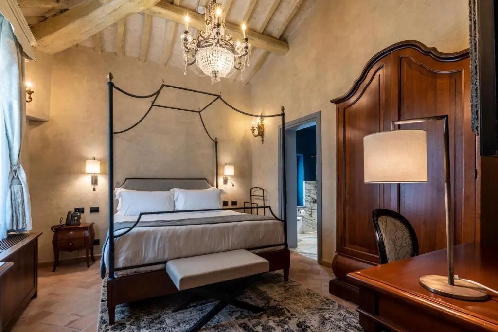 Elegante Executive Suite mit Himmelbett und edler Einrichtung