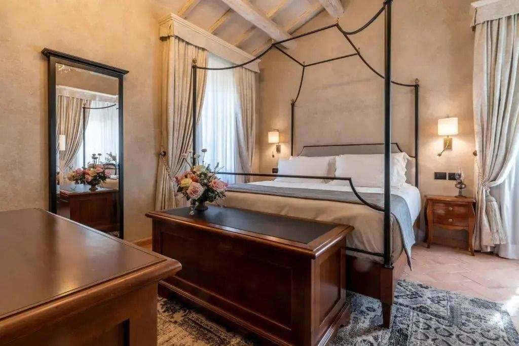 Geräumige Junior-Suite mit Himmelbett und eleganten Holzdetails