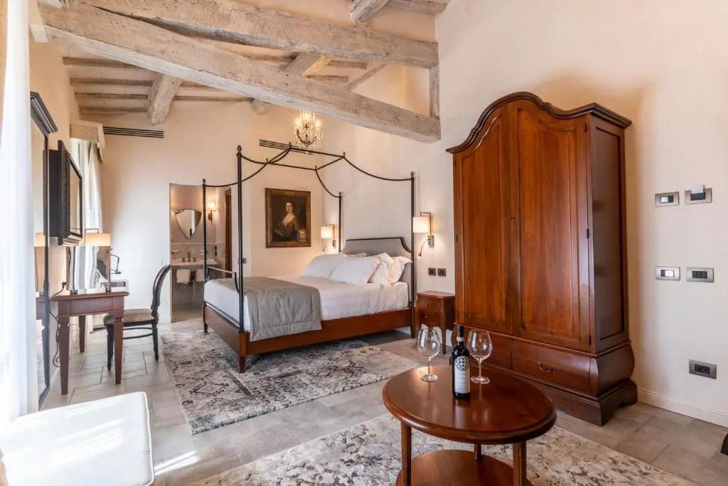 Junior-Suite mit Himmelbett, Kamin und eleganten Möbeln