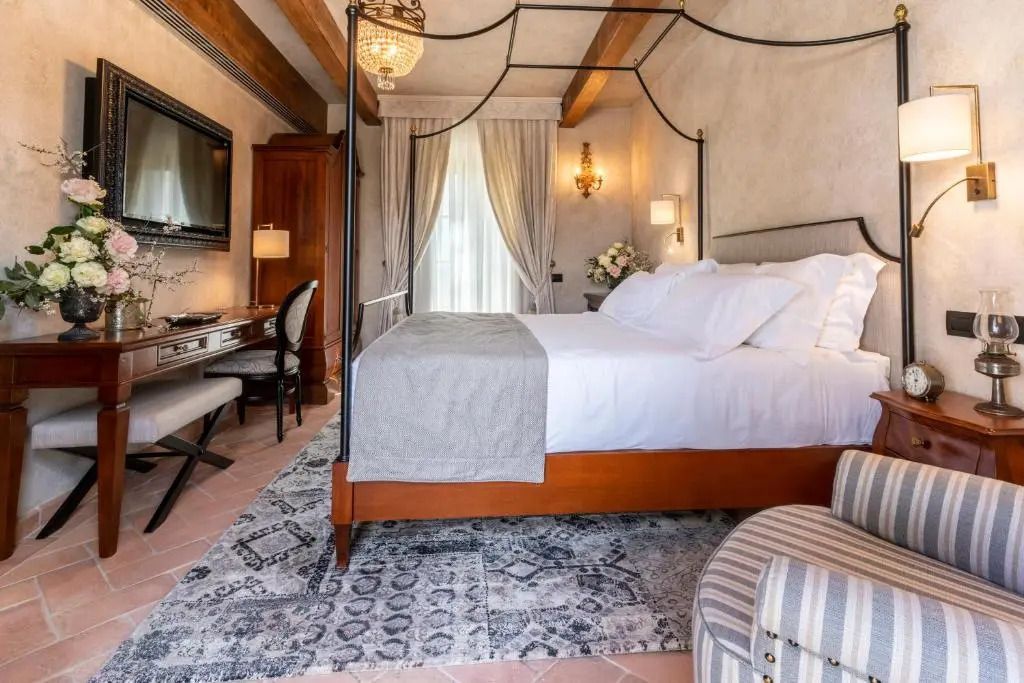 Junior-Suite mit Himmelbett und gemütlicher Sitzecke