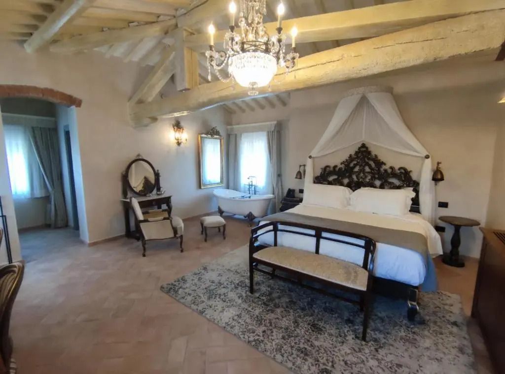 Luxuriöses Schlafzimmer mit Baldachinbett und antikem Mobiliar