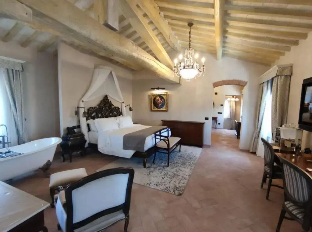 Präsidentensuite mit freistehender Badewanne und stilvollem Bett