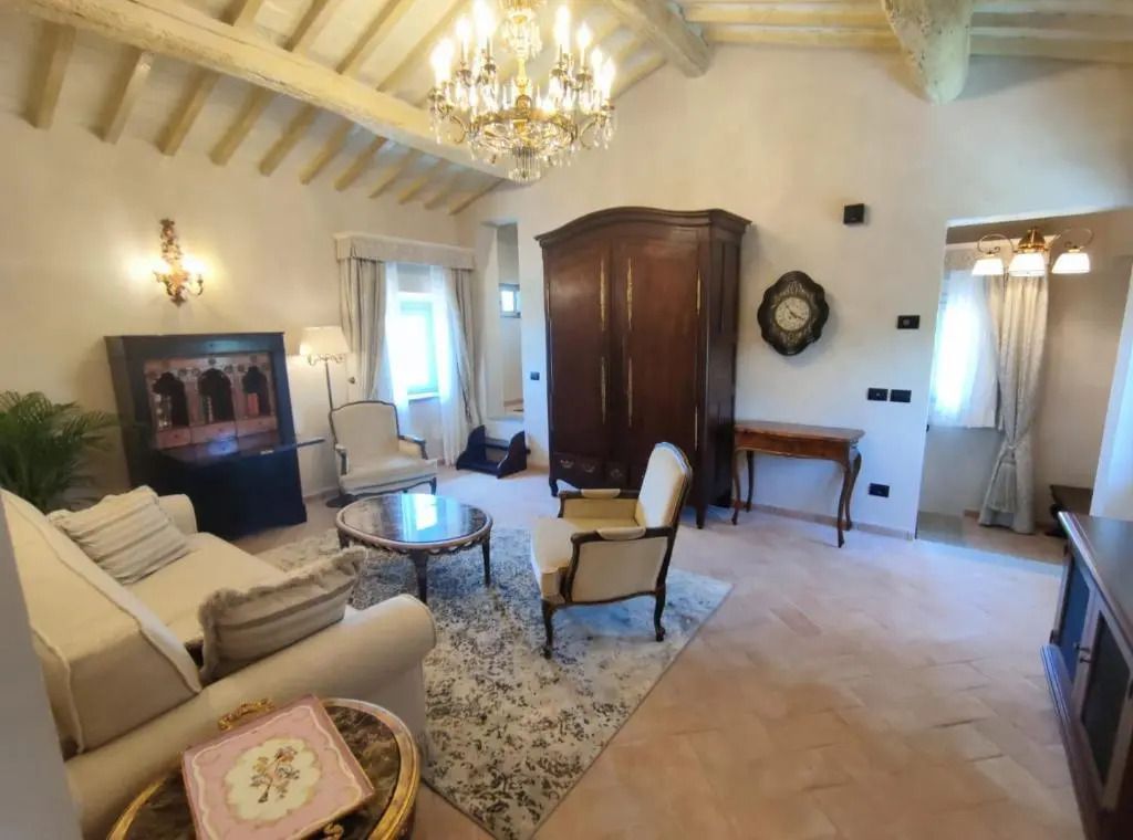Gemütlicher Wohnbereich mit Kamin und klassischem Interieur
