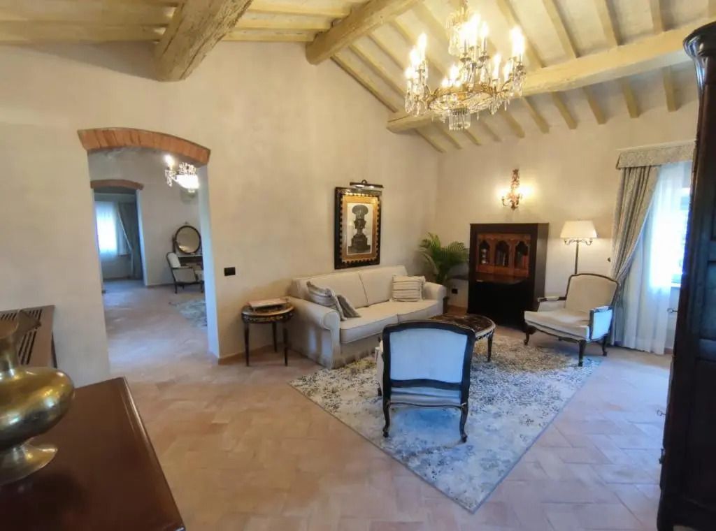 Wohnzimmer in der Suite mit eleganten Sitzmöbeln und Dekor