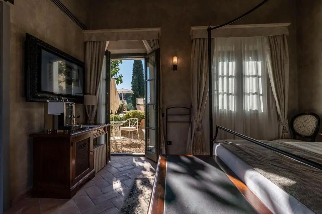 Zimmer mit offenem Zugang zur Terrasse mit Blick ins Grüne und eleganter Einrichtung