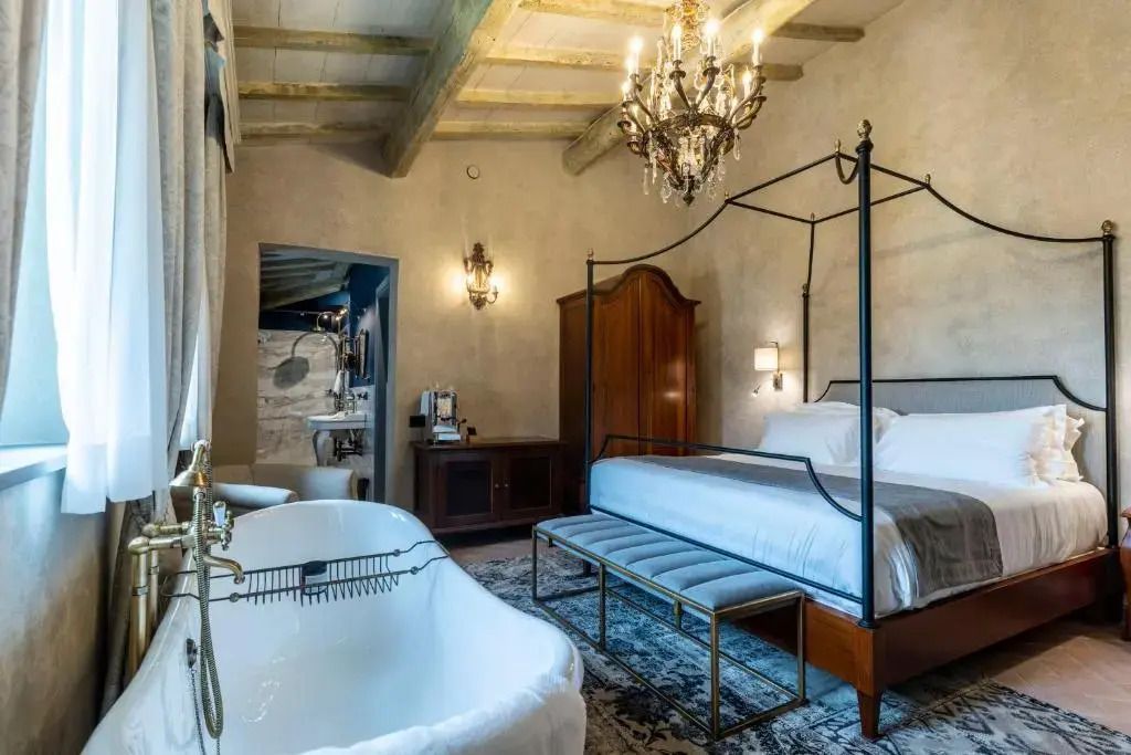 Luxuriöse Suite mit Himmelbett, freistehender Badewanne und Kronleuchter