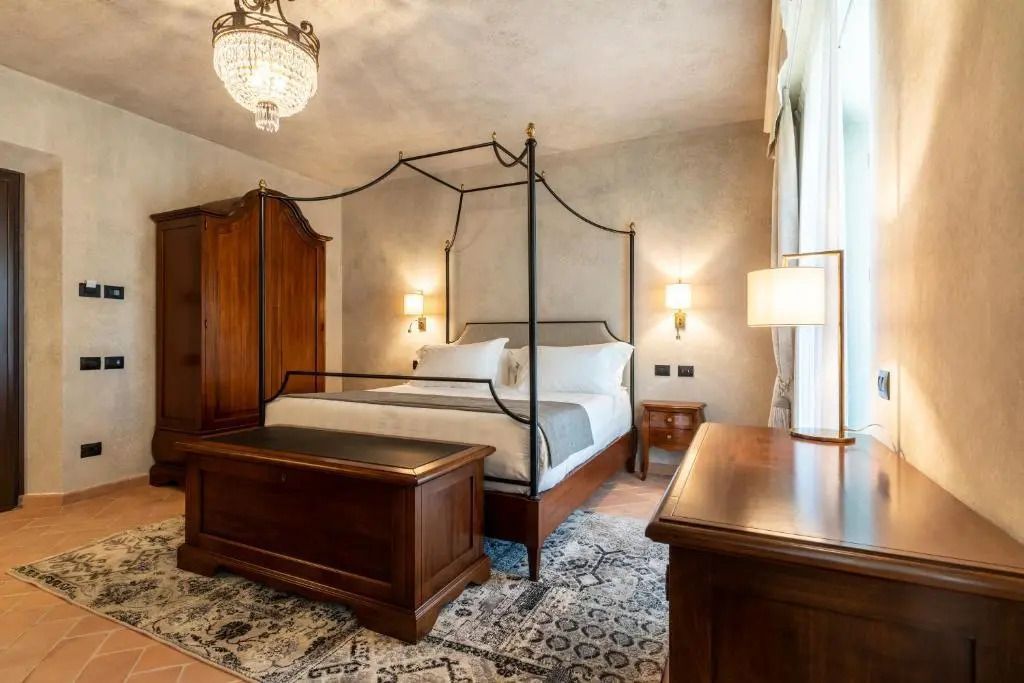 Himmelbett in einem stilvoll eingerichteten Schlafzimmer mit klassischem Mobiliar