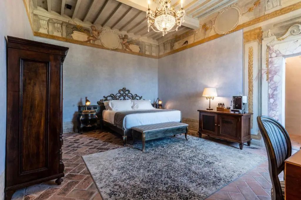 Luxuriöses Schlafzimmer mit antiken Möbeln und Kronleuchter in der Superior Suite