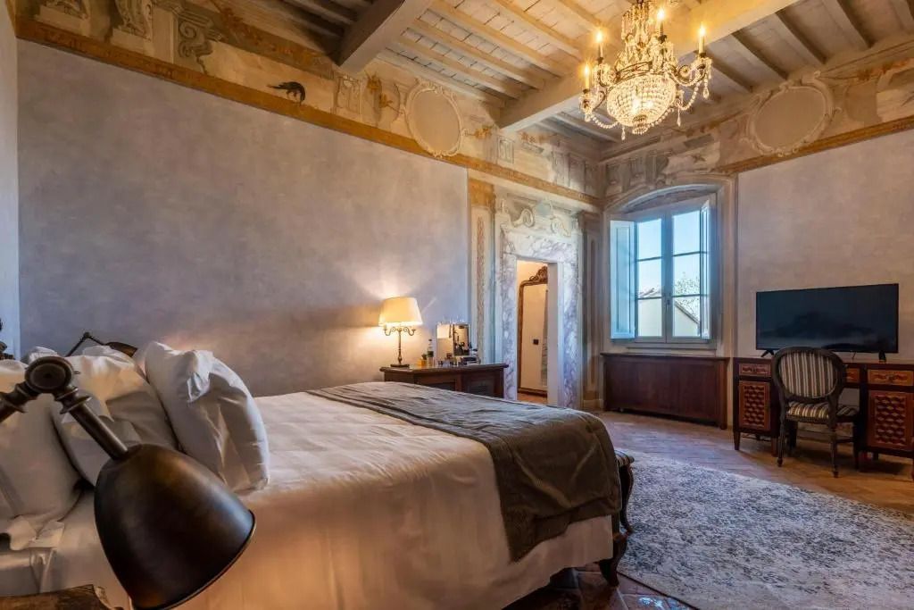 Gemütliches Bett in elegantem Ambiente mit historischem Dekor