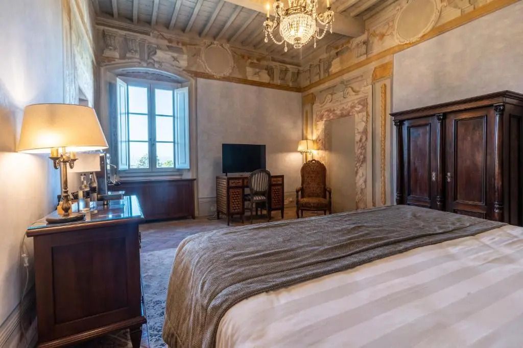 Gemütliches Schlafzimmer mit Blick durch das Fenster in der Superior Suite