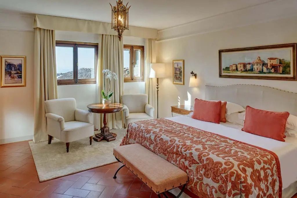 Deluxe Doppelzimmer mit Doppelbett und gemütlicher Sitzecke