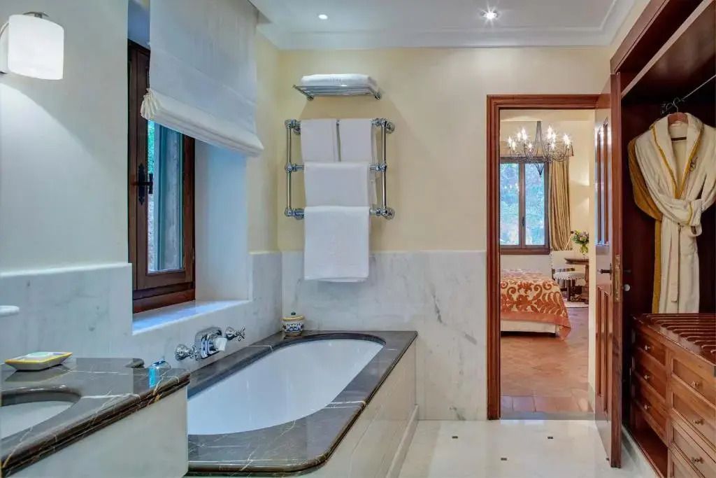 Modernes Badezimmer mit Badewanne und Blick ins Schlafzimmer