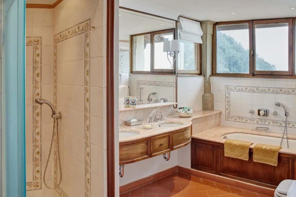 Badezimmer mit großem Spiegel und natürlichem Licht