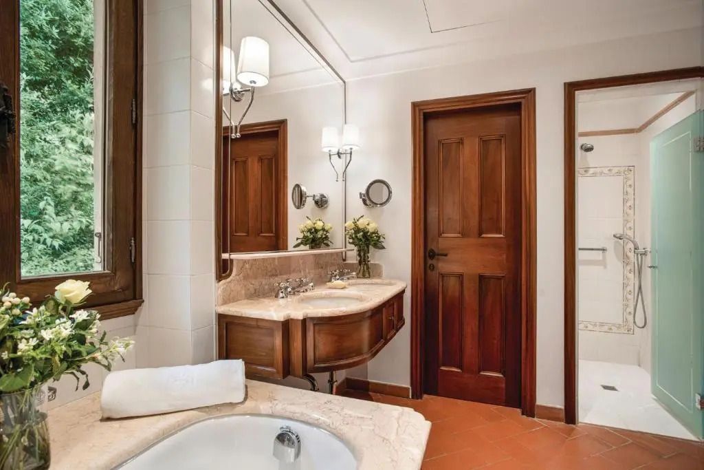 Geschmackvoll eingerichtetes Badezimmer mit Holzdetails
