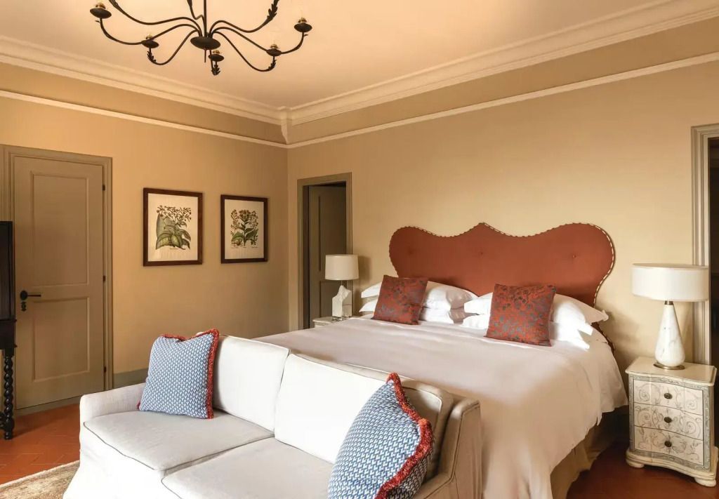 Luxuriöses Schlafzimmer mit eleganter Polsterwand und stilvollen Kissen