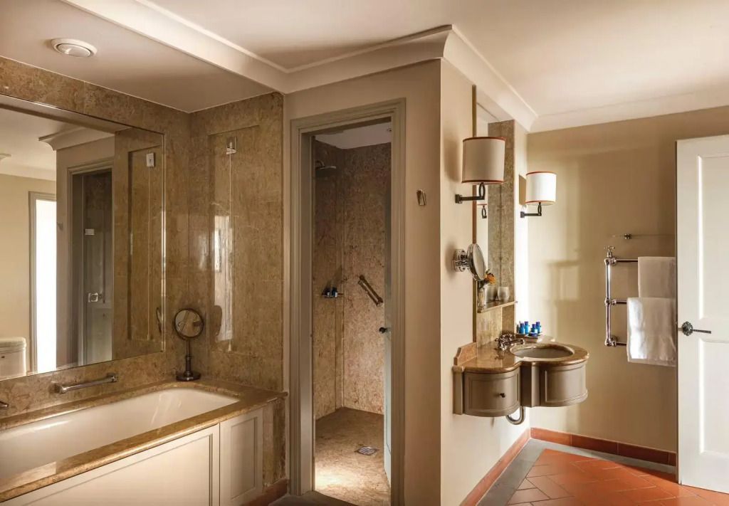 Modernes Badezimmer mit Badewanne und separater Dusche in elegantem Design