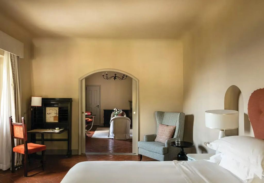 Elegantes Schlafzimmer mit Doppelbett und Sitzbereich in der Garden Doppel Suite