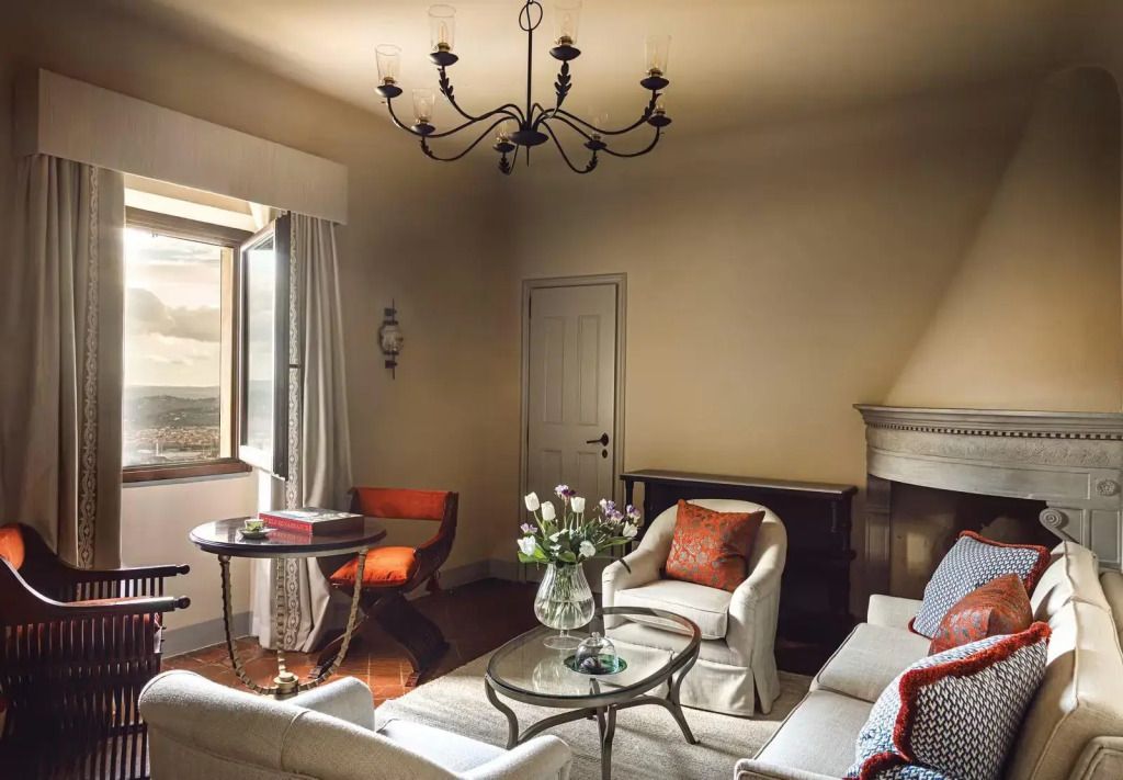 Gemütliches Wohnzimmer mit Sesseln, Sofa und Blumen in der Suite