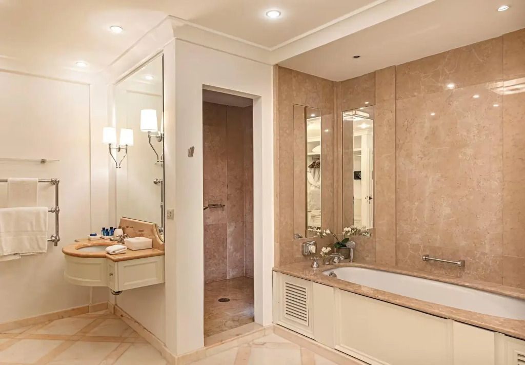 Luxuriöses Badezimmer mit Badewanne und eleganten Armaturen