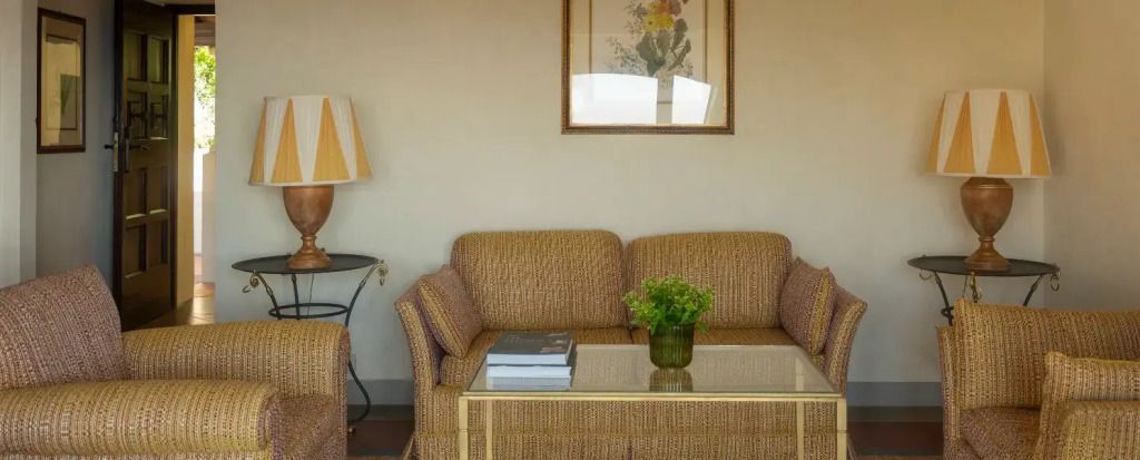 Gemütliche Sitzecke mit Rattansofa und stilvoller Dekoration im Zimmer