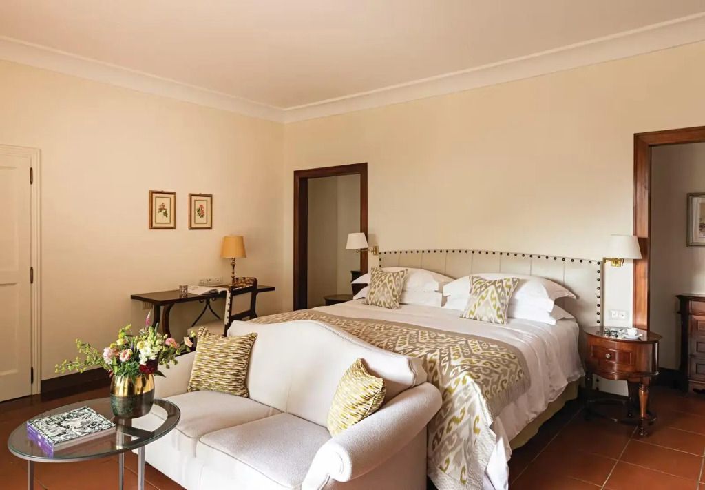 Luxuriöses Schlafzimmer in der Junior-Suite mit Sofa und stilvollen Dekorationen