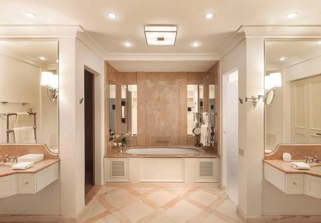 Modernes Badezimmer mit eleganter Badewanne und hochwertigen Armaturen