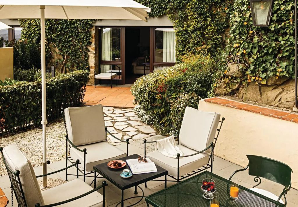 Entspannender Sitzbereich auf der Terrasse mit Blick ins Grüne