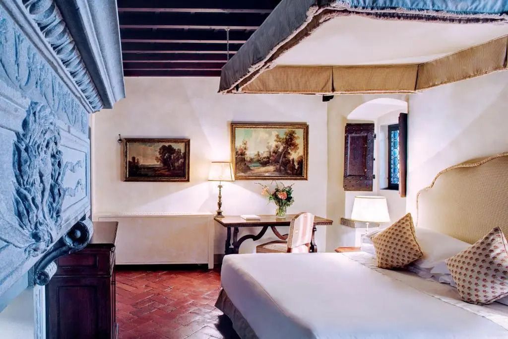 Elegantes Doppelzimmer mit traditionellen Gemälden und Holzbalkendecke