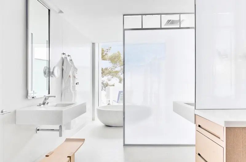 Helles Badezimmer mit freistehender Badewanne und Aussicht