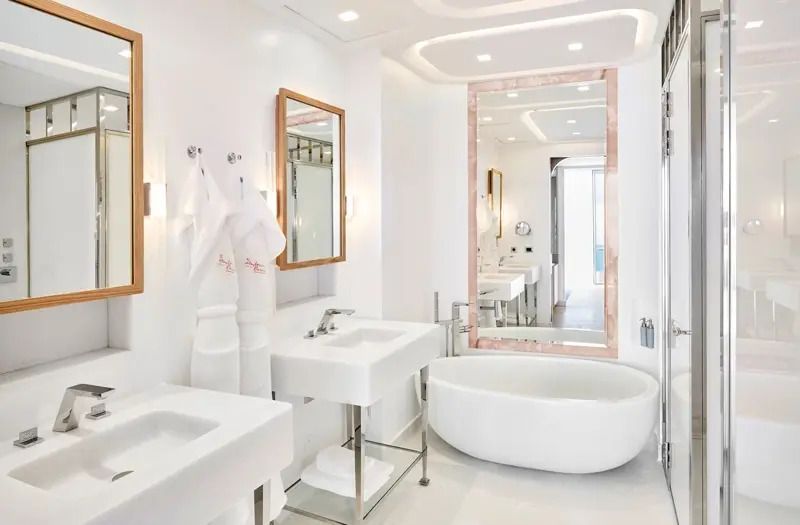 Modernes Badezimmer mit zwei Waschbecken und großem Spiegel