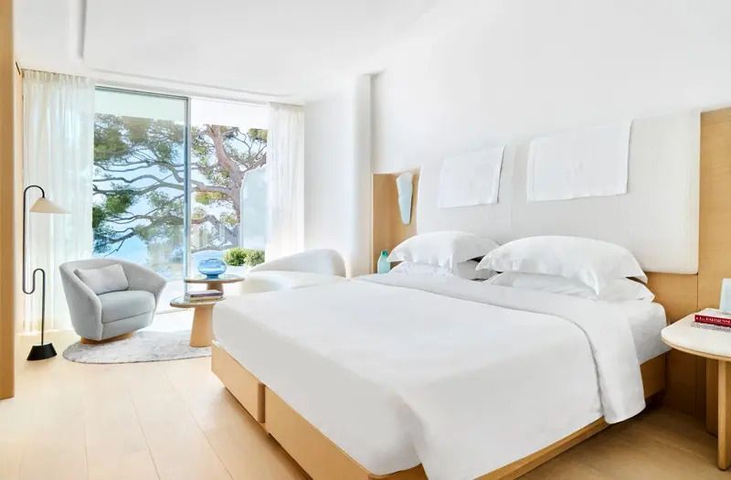 Helles Doppelzimmer mit Meerblick und modernem Interieur