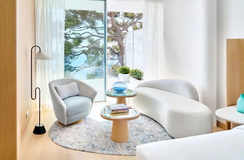Sitzecke im Zimmer mit Blick aufs Meer und eleganter Einrichtung