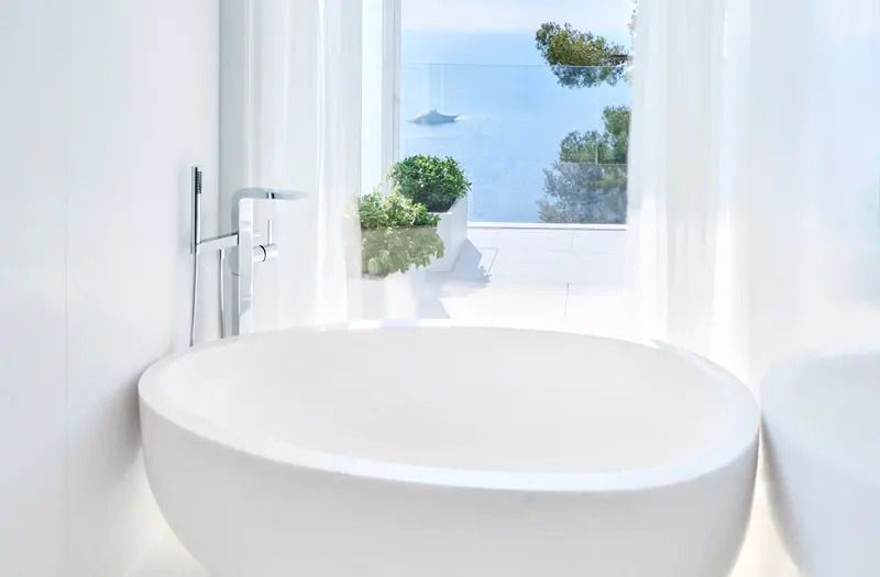 Moderne Badezimmeransicht mit freistehender Badewanne und Meerblick