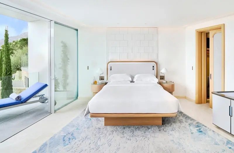 Helles Doppelzimmer mit modernem Design und Meerblick.