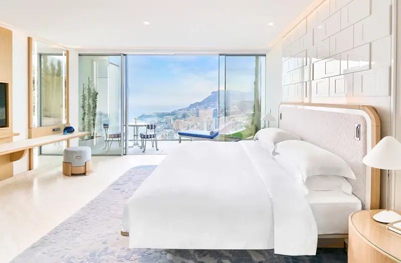 Elegantes Doppelzimmer mit Balkon und spektakulärem Meerblick.