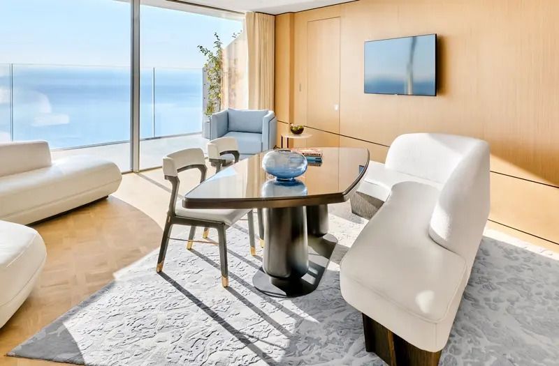 Gemütlicher Wohnbereich mit Meerblick und eleganter Einrichtung.