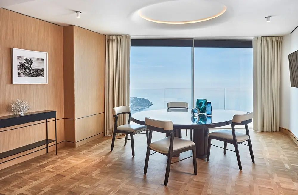 Essbereich in Suite mit großem Fenster und Blick auf das Meer